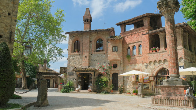 Il villaggio neomedievale di Grazzano Visconti in Emilia Romagna