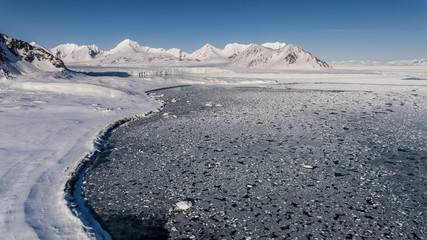 Arktyczne krajobrazy na południowym Spitsbergenie © blackspeed