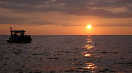 Fototapeta na wymiar ハワイの夕陽、オアフ島