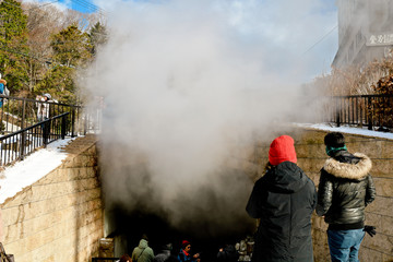 Obraz premium Unidentified Tourists at Jigokudani or Hell Valley in Shikotsu-Toya national park, Noboribetsu Onsen town on winter. Noboribetsu lot of attractive such Hot steam vents.