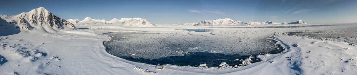 Fototapeta na wymiar Arktyczne krajobrazy na południowym Spitsbergenie