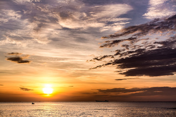 Obraz premium Sunset at the beach with beautiful clouds