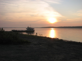 Fototapeta na wymiar sunset on the big river