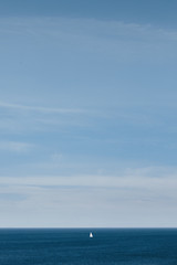 Obraz premium Segeln und allein reisen Urlaub machen während Corona Covid-19 mit social distancing minimalistisch