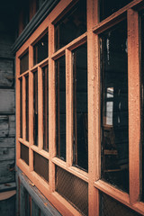 drewniana rama okienna przedsionka starej, wiejskiej chaty, pomalowana farbą olejną