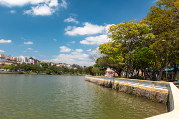 Fototapeta na wymiar View of the famous Taboao lake on a sunny day in the Brazilian winter, in the city of Bragança Paulista, Brazil, a tourist town known in the inland of Sao Paulo