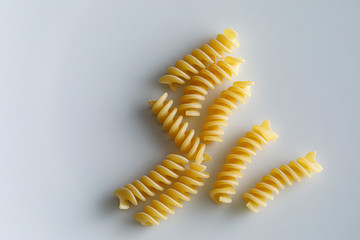 fusilli singoli crudi isolati su sfondo bianco