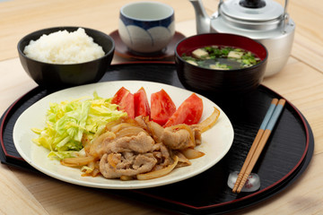 お盆に乗る生姜焼き定食