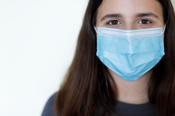 ritratto di un adolescente che indossa un mascherina , isolata su sfondo bianco