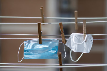 Guanti e Mascherine protettive stese ad asciugare nei fili