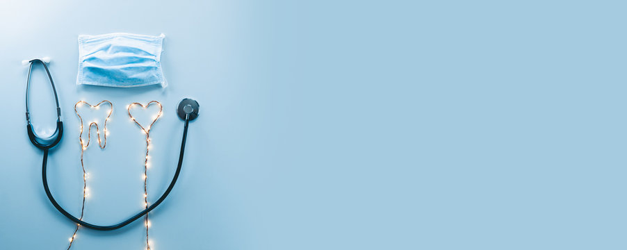 Concetto di dentista privato su livello piatto e sfondo blu.