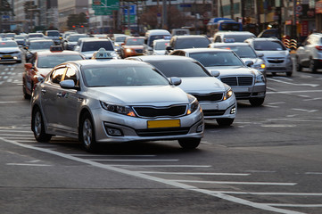Fototapeta na wymiar Cars rushes through the streets of Seoul