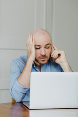 Mann bei der Arbeit macht sich Sorgen