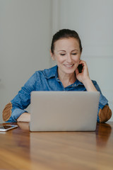 Frau beim Home-Office