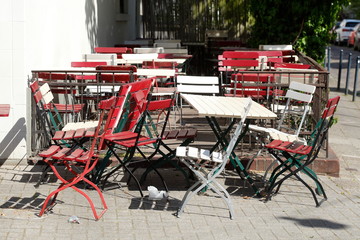 Fototapeta na wymiar Menschenleere Stühle und Tische einer Kneipe wegen Coronavirus geschlossen, Bremen, Deutschland, Europa