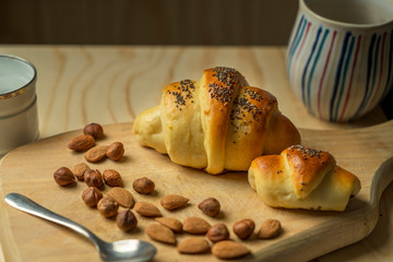 break fast  cin brioches, fette biscottate, ceffè 