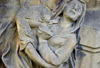 Verzweifelte Frauen auf einem Grabstein
