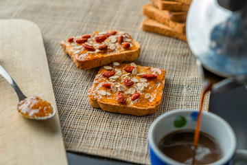 break fast  cin brioches, fette biscottate, ceffè 