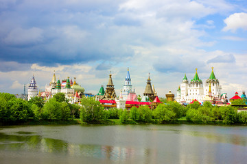 Obraz premium Russia Moscow. View from the river to the Izmailovsky Kremlin. Panorama.