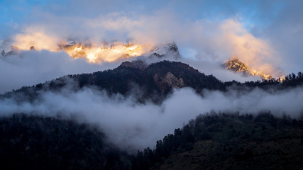 Fototapeta premium Sunset in the mountains in view in North Sikkim, India