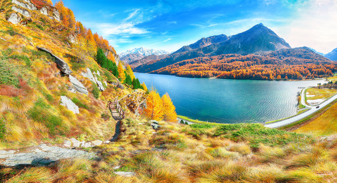 Gorgeous autumn scene over Maloya village and Sils Lake (Silsersee).