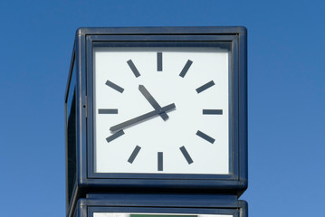 Moderne Uhr, Schwarzes Ziffernblatt, Deutschland, Europa