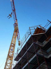 Lavori in corso nel cantiere edile in primavera - ripresa delle attività