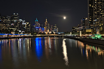 Fototapeta na wymiar The skyline of Melbourne and the Yarra river during blood moon