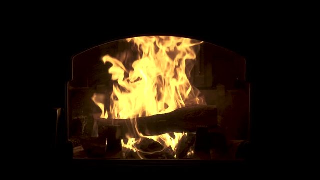 Fuego ardiendo en la chimenea de casa. Llamas abundantes. Colores c&aacute;lidos.