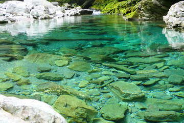 仁淀川の支流、初夏の安居渓谷。高知、日本。6月上旬。