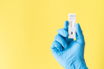 Obraz premium Coronavirus concept - hand holding positive covid test, copy space