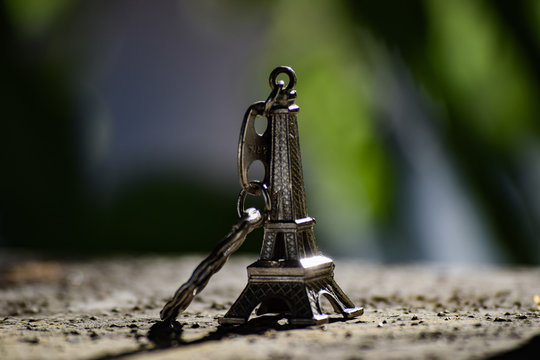 kwychain with miniature effiel tower