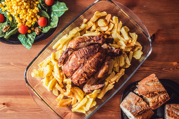 delicioso pollo al horno con patatas fritas y ensalada de espinacas
