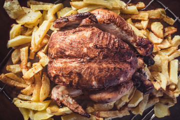delicioso pollo al horno con patatas fritas