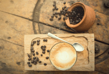 Obraz na płótnie Canvas The coffee with coffee bean background 