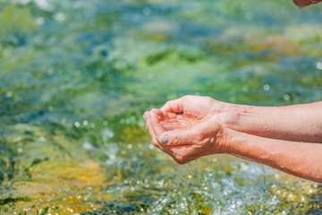 Hände waschen mit klarem Wasser
