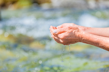 Hände waschen mit klarem Wasser