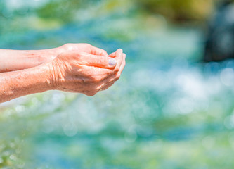 Hände waschen mit klarem Wasser