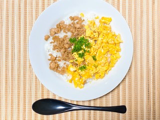 そぼろごはん２