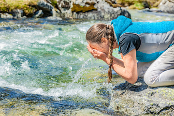 Gesicht waschen mit klarem Wasser