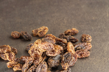 Tas de raisins secs déshydratés sur fond uni