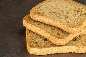Biscottes isolées sur fond uni