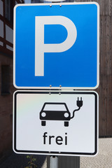 Schild weist auf Stromtankstelle für Elektrofahrzeuge hin