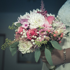 Hochzeit Detail Aufnahme Braut und Blumenstrauß 