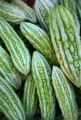 Bitter Kürbis auf einem Marktstand close up