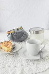 desayuno con té y rebanada de pastel de ricotta