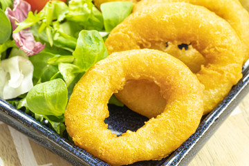 assiette de beignets de calamars à la romaine