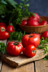 Świeże pomidory na desce do krojenia
