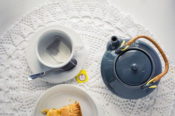 desayuno con té y rebanada de pastel de ricotta