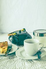 desayuno con té y rebanada de pastel de ricotta